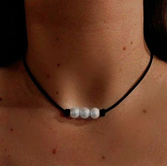 Boutique Jewelry - White 3 Pearl Black Leather Knot Necklace Choker